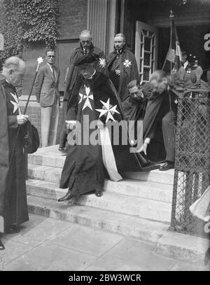 Herzog von Connaught verlässt nach Annual St. John of Jerusalem Service Herzog von Connaught, der Großprior, besuchen Sie die jährliche Gedenkfeier des Ordens von St.. Johannes von Jerusalem in der Großpriorat Kirche, St. John ' s Gate, Clerkenwell. Vor dem Gottesdienst inspiziert er die Mitglieder der St.. John ' s Ambulance Corps . Foto zeigt: Der Herzog von Connaught in seinen Roben, Verlassen der Großpriorat Kirche nach dem Gottesdienst. 24 Juni 1936 Stockfoto