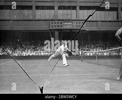 Perry trifft Siamese Spieler in Wimbledon Fred Perry , der Meister , traf Kasom Chartikavanij von Siam [ jetzt Thailand ] in den Männern Singles am dritten Tag der WimbledonTennis Championships . Foto zeigt : Perry im Spiel gegen Chartikavanij auf Nein . 1 Gericht . 24 Juni 1936 Stockfoto