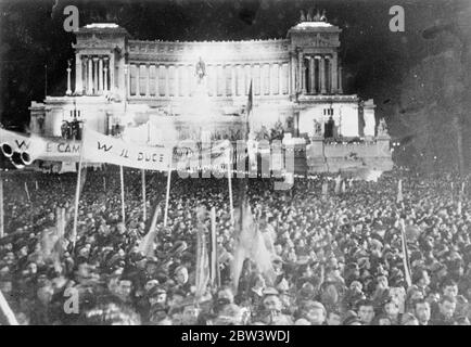 Home geht wild, wie Scharen feiern Geburt des neuen Reiches. Die Hauptplätze von Rom verwandelten sich in schwere, feste Massen der Menschheit, als Hunderttausende von Italienern alle Zurückhaltung verloren, nachdem Mussolini König Viktor Emmanuel zum Kaiser von Abessinien ausgerufen hatte. Die Millionen Italiens haben sich darauf eingestellt, die Feierlichkeiten zum größten seit der Gründung des faschistischen Regimes zu machen. Foto zeigt, Tausende von glücklichen Römer winken Banner, wie sie die Stiftungen gefeiert. 11 Mai 1936 Stockfoto