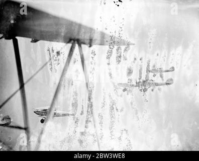 RAF Hawker Audax 's Bombergeschwader Proben für Hendon Pageant . Bombergeschwader fliegen in Formation über London während der Probe. 27 Juni 1935 Stockfoto