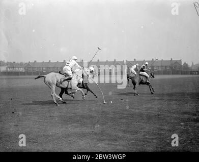 Texas Rangers besiegen Jaguars in Whitney Polo Cup Final Texas Rangers besiegt Jaguars im Finale des Whitney Polo Cup im Hurlingham Club, London Foto zeigt: Spielen Sie während des Spiels. 16 Mai 1936 Stockfoto