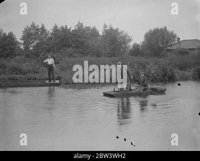 Polizei ziehen Kanal, wo Baby ' s Körper gefunden wurde. Die Polizei ist auf systematische Schleppoperationen in der Nähe der Stelle, wo die Leiche eines 18 Monate alten Jungen wurde aus dem Grand Union Canal bei Uxbridge erholt engagiert. Obwohl der Körper am 1. Juli gefunden wurde, hat noch niemand ihn identifiziert. Das Baby war gut in einer weißen Cord Jacke auf dem Fleece-Futter, von denen in roter Baumwolle die Initialen "M B" genäht wurde gekleidet. Eine Theorie der Polizei ist, dass die Eltern das Land verlassen haben und das Baby in jemand anderes ' s Ladung während ihrer Abwesenheit platziert. Foto zeigt, Polizei wirft heraus Stockfoto