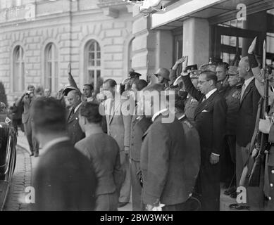 Italienischer Kronprinz besucht die Burg Hohensalzburg. Kronprinz Umberto von Italien, der Österreich besucht hat, inspizierte in Begleitung österreichischer Offiziere die alte Hohensalzburg in Salzburg. Kronprinz Umberto besuchte dieses Salzburger Festspiele während seines Aufenthalts. Das Foto zeigt Kronprinz Umberto bei seiner Führung durch die Hohensalzburg. Bis 12. August 1936 Stockfoto