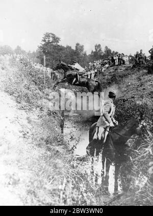 Es in seinem Schritt zu nehmen. Nurmi, geritten von Capt Stubbendorff aus Deutschland, Springen zwischen den hohen Ufern eines der schwierigsten Hindernisse in den Olympischen Spielen Reiten Veranstaltungen von Toberitz. Dieser Sprung war ein Alptraum für die Konkurrenten, die der Mann im Vordergrund dreimal gescheitert war. Bis 16. August 1936 Stockfoto