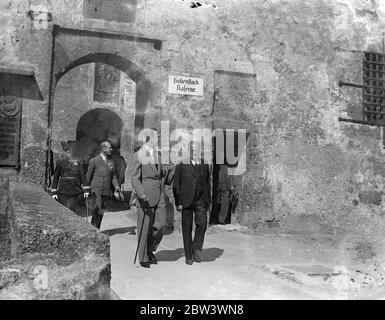 Italienischer Kronprinz besucht die Burg Hohensalzburg. Kronprinz Umberto von Italien, der Österreich besucht hat, inspizierte in Begleitung österreichischer Offiziere die alte Hohensalzburg in Salzburg. Kronprinz Umberto besuchte dieses Salzburger Festspiele während seines Aufenthalts. Das Foto zeigt Kronprinz Umberto bei seiner Führung durch die Hohensalzburg. Bis 12. August 1936 Stockfoto