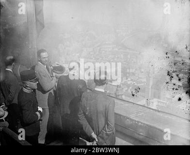 Italienischer Kronprinz besucht die Burg Hohensalzburg. Kronprinz Umberto von Italien, der Österreich besucht hat, inspizierte in Begleitung österreichischer Offiziere die alte Hohensalzburg in Salzburg. Foto zeigt Kronprinz Umberto (Kamera zugewandt) mit Blick auf Salzburg vom Schloss aus. Bis 12. August 1936 Stockfoto