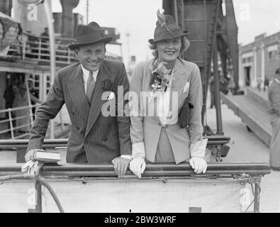 Evelyn Laye und ihr Mann kamen aus Amerika an. Evelyn Laye, die musikalische Komödie Schauspielerin und ihr Mann, Frank Lawton, der Bühne und Filmschauspieler, kamen nach einem langen Aufenthalt in den Vereinigten Staaten an Bord der Europa in Southampton an. Bei der Ankunft Miss Laye sagte "die es gibt keine Wahrheit in der Geschichte von Frank und ich Holly Hollywood, weil wir Angst davor, unterwürgt, um Beweise in der Mary Astor Fall geben. Ich weiß nichts von ihrem Privatleben. Foto zeigt, Evelyn Laye und ein Ehemann, Frank Lawton, bei der Ankunft in Southampton. Bis 14. August 1936 Stockfoto