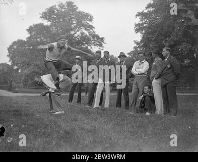 Jesse Owens macht einen Rücken. Amerikanische Olympia-Team in London für USA British Empire Leichtathletik . Mitglieder der amerikanischen Olympia-Mannschaft , frisch von ihren Triumphen in Berlin , lockerte sich während eines Spaziergangs im Hyde Park für das Spiel mit British Empire Athlet in der Weißen Stadt morgen ( Samstag ) . Foto zeigt, Jesse Owens, der schnellste Mensch, der drei olympische Goldmedaillen gewonnen, macht ein für W-Städte, der Hürdengeber im Hyde Park. Bis 14. August 1936 Stockfoto