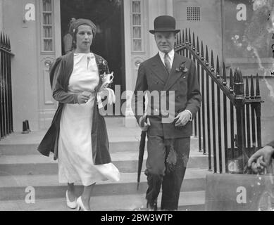 Viscount Lymington heiratete wieder nach der Scheidung. Registrieren Büro Hochzeit . Viscount Lymington, Erbe des Earl of Portsmouth und ehemaliger Abgeordneter für Basingstoke war mit Miss Bridget Cory Croham aus London verheiratet, im Caxton Hall-Registerbüro. Das Dekret nisi gewährt Viscountess Lymington wurde absolut am Mittwoch. Miss Croham wurde in der Klage erwähnt. Foto zeigt, Viscount Lymington und seine Frau verlassen die Bräute versteckt in Lowndes 14 Au sofort, unmittelbar nach der Hochzeit. Bis 14. August 1936 Stockfoto