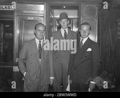 Walker Cup Team verlässt London für Amerika. John Langley , der Schuljunge Champion und jüngste Spieler jemals für das Turnier ausgewählt werden, mit anderen Mitgliedern des Walker Cup Golf-Team, Ich verließ Euston Station nach Glasgow, um mich den Siebenbürgen für New Jersey anzuschließen, als ich Amerika in den Walker Cup-Spielen am 2. Und 3. September machen werde. Foto zeigt, links nach rechts Alec Hill, John Langley und Percy ' Laddie ' Lucas, bei der Abreise von Euston. Bis 14. August 1936 Stockfoto