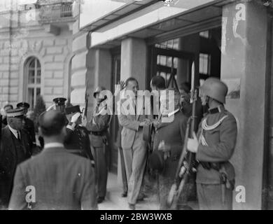 Italienischer Kronprinz besucht die Burg Hohensalzburg. Kronprinz Umberto von Italien, der Österreich besucht hat, inspizierte in Begleitung österreichischer Offiziere die alte Hohensalzburg in Salzburg. Kronprinz Umberto besuchte dieses Salzburger Festspiele während seines Aufenthalts. Das Foto zeigt Kronprinz Umberto bei seiner Führung durch die Hohensalzburg. Bis 12. August 1936 Stockfoto