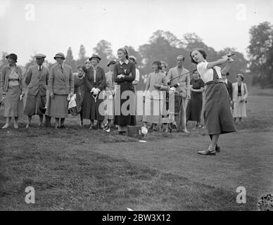 Mädchen öffnen Golf-Meisterschaft in Stoke Poges . Die Eröffnungsspiele in der Girls Open Golf-Meisterschaft werden bei Stoke Poges gespielt. Britian ' s führenden Mädchen Spieler werden von zwei französischen Konkurrenten Lally und Sonia Vagliano herausgefordert , und eine südafrikanische , Miss Daphne Martyn aus Port Elizabeth . Foto zeigt, Miss Monica Parnell fahren vom ersten Tee von ihrer Gegnerin beobachtet, Miss Angela Noble (von T-Box) und eine Galerie. 9. September 1936 Original-Bildunterschrift von Negativ Stockfoto