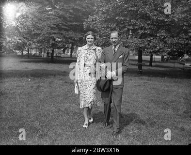 Mädchen, das vor Reichtum zu vereideten Golfer in London entkommen. Eine Erbin, die heimlich aus der sinnlosen Existenz eines reichen Mädchens und Australien ungezähmt nach England, wo sie Ruhm als Schauspielerin erreicht entkommen, ist zu heiraten. Sie ist Naomi Waters , im Alter von 24 , die in Noel Coward ' s ' Worte Musik ' und andere Abfälle und Produktionen erschien . Sie ist mit Herrn Thomas Arundale Bourn ehemalige englische Amateur-Golf-Champion und ein begeisterter Airman engagiert , Miss Waters in einer romantischen Karriere hat einen Roman geschrieben und Gedichte betreibt eine Schneiderei Einrichtung und trat in Filmen und Kabarett , Nachrichten wieder mit Roland Gillette verheiratet Stockfoto