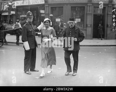 Professor Herzog, Österreichs größter Wasserdiviner in London. Professor Dr. ING Emerich Herzog, renommierter österreichischer Pendler und Geophysiker, ist zu Beginn der Tour durch Großbritannien in London angekommen, während der er nach Öl, Kohle, Gold, Wasser und anderen Mineralien suchen wird. Während des großen Krieges, Professor Herzog war offiziell Wasser Diviner der österreichischen Armee. Mit diesem Divining-Stabapparat hat Professor Herzog in Österreich wertvolle Ablagerungen gefunden. Später wird er die Vereinigten Staaten besuchen. Foto zeigt: Professor Dr. ING Emerich Herzog in London. 26. August 1936 Original Bildunterschrift von negativ Stockfoto