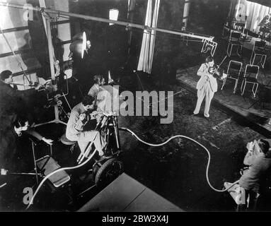 Fernsehübertragung beginnen in London . Der erste regelmäßige Fernsehdienst wurde in London eröffnet. Die Übertragungen stammen aus dem neuen Studio, das Marconi Electrical and Musical Industries im Alexandre Palace auf den Höhen von Nord-London installiert hat. Foto zeigt, zwei Emitron sofortige TV-Kameras im Einsatz, eine ist das Programm übertragen und die andere ist bereit, "verblasst in" für einen anderen Winkel. 23. August 1936 Original-Bildunterschrift von Negativ Stockfoto