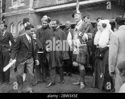 Kaiser Haile Selassie Begrüßte Mit Dudelsack In Woking Moschee. Kaiser Haile Selassie von Äthiopien und Mitglieder seiner Familie und Suite besuchte die Woking Moschee (Surrey) von Bath. Die muslimische Gemeinschaft gab eine Adresse der Begrüßung, und indische Potentaten waren anwesend. Foto zeigt: Kaiser Haile Selassie mit Sir Abdulah Archibald Buchanan Hamilton (Hochlandkleid), der mit Negus mit Tasche begrüßt - Rohre. 25 Aug 1936 Original-Bildunterschrift von negativ die Shah Jahan Moschee war die erste zweckmäßig gebaute Moschee in Europa außerhalb des muslimischen Spanien Stockfoto