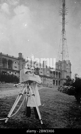 Fernsehübertragung beginnen in London . Der erste regelmäßige Fernsehdienst wurde in London eröffnet. Die Übertragungen stammen aus dem neuen Studio, das Marconi Electrical and Musical Industries im Alexandra Palace auf den Höhen von Nord-London installiert hat. Foto zeigt, spezielle Kamera für das Fernsehen auf dem Gelände von Alexandra Palace (nur für das Ausland). 23. August 1936 Original-Bildunterschrift von Negativ Stockfoto