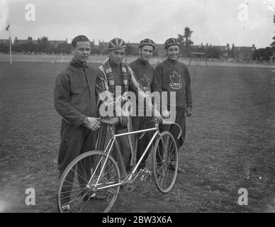 Chinesische Radfahrer tritt zum ersten Mal in Herne Hill. Zum ersten Mal trat ein chinesischer Radfahrer auf der Herne Hill Strecke in London an, als Howard Wing am internationalen 1, 000 Meter Zeitfahren der Southern Counties Cycling Union' s internationalen Treffen teilnahm. Foto zeigt, das kanadische Team mit dem chinesischen Fahrer, Lionel Coleman (Kanada), Howard Wing (Chinesisch), George Crompton (Kanada) und D Frieden von Kanada. 22. August 1936 Original-Bildunterschrift von Negativ Stockfoto