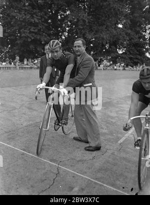 Chinesische Radfahrer tritt zum ersten Mal in Herne Hill. Zum ersten Mal trat ein chinesischer Radfahrer auf der Herne Hill Strecke, London, als Howard Wing nahm an der internationalen 1, 000 Meter Zeitfahren auf der Southern Counties Cycling Union ' s internationalen Treffen. Foto zeigt, Howard Wing wird abgeschoben. 22. August 1936 Original-Bildunterschrift von Negativ Stockfoto