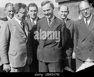 Bürgermeister von Moskau in der Grafschaft Hall . M Bulganin Vorsitzender des Moskauer Bezirksrates, eine Position äquivalent zum Bürgermeister, besuchte County Hall, London, und wurde herum von Herrn gezeigt. Herbert Morrison , Leiter des LCC M . Bulganin, mit anderen Moskauer Beamten, ist nach London gekommen, um die verschiedenen kommunalen Dienstleistungen zu studieren. Foto zeigt: Mr. Herbert Morrison im Gespräch mit M . Bulganin Bürgermeister von Moskau . 11. September 1936 Stockfoto