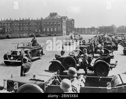 Deutschlands Kriegsminister bei der größten Militärparade Potsdam seit dem Krieg, 150. Jahrestag des Todes Frederik der Großen. Feldmarschall von Blomberg, der deutsche Kriegsminister, nahm den Gruß an einer großen Parade in Potsdam zum 150. Todestag Frederiks des Großen. Auch der Veteran Feldmarschall von Mackensen, der Husar-Uniform trug, und General von Fritsch, Oberbefehlshaber der Armee, waren anwesend. Die gesamte 23. Division nahm an der Parade Teil, die die größte Militärparade war, die Potsdam seit dem Krieg gesehen hat. Foto zeigt , Feld Ma Stockfoto