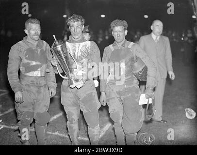 Lionel van Praag, der australische internationale und Wembley Kapitän wurde der erste Welt ' s Speedway Champion im Wembley Stadium, London. Am Ende des Jahres 20 führt Van Praag und Eric Langton von Belle Vue , Manchester , mit 26 Punkten gebunden . Van Praag besiegte Langton im Dezider. Bluey Wilkinson von West Ham war Dritter. Foto zeigt: Lionel van Praag (Mitte) mit Eric Langton, Läufer - oben (links) und Bluey Wilkinson, Dritter, nach dem Wettkampf. 11. September 1936 Stockfoto