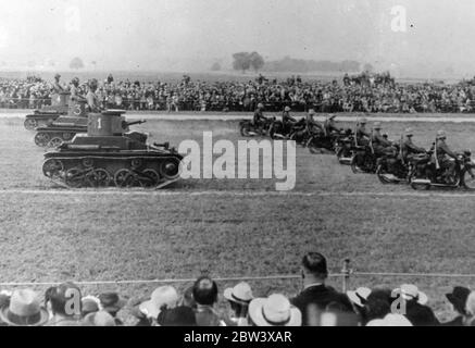 Die Schweiz ist up to date Armee auf Parade . Die Effizienz der hochmechanisierten Schweizer Armee wurde demonstriert, als die 2. Division im Zusammenhang mit den Manövern der Schweizer Armee an Militärchefs in der Nähe von Utzendorf vorbeimarschierte. Foto zeigt, Panzer und Motorrad-Truppen in der Parade. 12. September 1936 Stockfoto