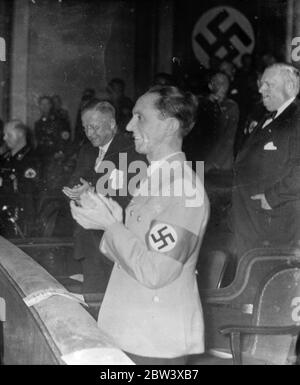 GR Goebbels applaudiert ' Verräter ' . Dr. Josef Goebbels , deutscher Propagandaminister, dessen neuer Angriff auf den Bolschewismus und die Juden auf dem Nazi-Kongress die Welt erschreckt hat, Lächelt und applaudiert bei der Premiere des deutschen Films "Verräter", der im Zusammenhang mit dem Kongress in Nürnberg stattfand. 11. September 1936 Stockfoto