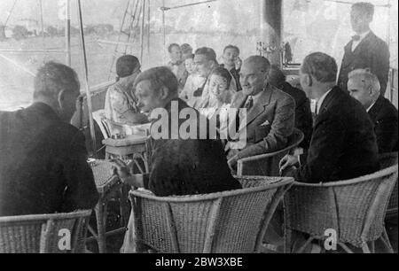 Das intime Gespräch des Königs mit Atatürk. Neues Bild . Diese Bilder, gerade in London empfangen, zeigen die Intimität, mit der König Edward VIII plauderte mit Kemal Atatürk, der türkische Diktator, wenn der König beobachtete von der President ' s Yacht, Ertogrul eine besondere Regatta in seiner Ehre gehalten kurz vor seiner Abreise aus Istanbul. Der König schloss sich dem Präsidenten an, um türkischen Kaffee zu trinken. Foto zeigt, König Edward im Gespräch mit einem Mitglied der Partei an Bord der Ertogrul als Atatürk lächelt auf der rechten Seite. 11. September 1936 Stockfoto