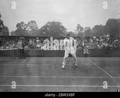 Baxter gewinnt das Junioren-Tennisspiel. H T Baxter schlug D R Bocquet 6 - 1 , 5 - 7 , 6 - 3 , im Finale der Jungen Singles bei den britischen Junior Tennis Championships in Wimbledon . Foto zeigt Mr. R Bocquet im Spiel gegen Baxter. 12. September 1936 Stockfoto