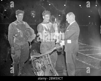 Lionel van Praag gewinnt die erste Speedway-Weltmeisterschaft. Lionel van Praag, der australische internationale und Wembley Kapitän wurde der erste Welt ' s Speedway Champion im Wembley Stadium, London. Am Ende des Jahres 20 führt Van Praag und Eric Langton von Belle Vue , Manchester , mit 26 Punkten gebunden . Van Praag besiegte Langton im Dezider. Bluey Wilkinson von West Ham war Dritter. Foto zeigt : Sir Malcolm Campbell überreicht Lionel van Praag die Welttrophäe. Links ist Eric Langton , zweiter. 11. September 1936 Stockfoto