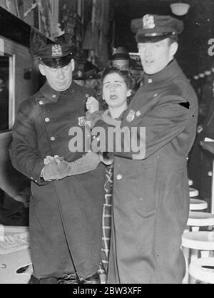 Foto zeigt: Molly Kirsch, eine Assistentin, protestierte mit vollem Protest, als sie von zwei Polizisten aus dem Woolworth-Geschäft in der West 14th Street, New York, begleitet wurde, als die Geschäftsführung die Polizei einrief, Streikende zu vertreiben, die versuchten, das Gelände zu besetzen. Streikende, die sich der Polizei widersetzten, wurden festgenommen. 24. März 1937 Stockfoto
