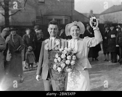 Miss Katinka Larsen, Englands bekannteste Fahrerin und Inhaberin der Southern Counties Championship, war mit Mr. E Tinsley, einem Mitglied des Highgate Tauchclubs, in Christ Church, Finchley, verheiratet. Foto zeigt die Braut und den Bräutigam beim Verlassen der Kirche. März 1937 Stockfoto