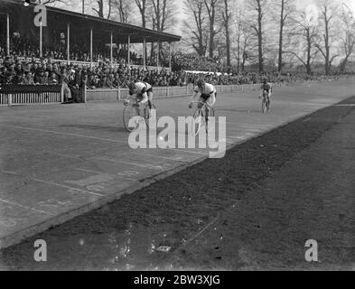 Jeffs Scherens, der Weltmeister, schlug beim Karfreitag-Treffen der Southern Counties Cycling Union auf dem Herne Hill Track in London den deutschen Meister Albert Richter (Zweiter) und die französische Meisterin Louise Gerardin (Dritter). Foto zeigt: Jeffs Scherens (links) gewinnt das Rennen von Albert Richter und Louise Gerardin . März 1937 Stockfoto