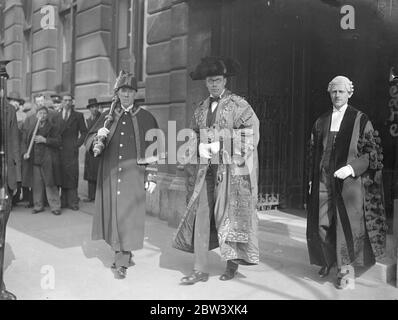 Unter der Leitung des Bürgermeisters Arthur Howard verließ eine Deputation von Mitgliedern des Westminster City Council das Westminster City Hall in der Charing Cross Road, um dem König am Buckingham Palace eine loyale Adresse zu überbringen. Foto zeigt den Bürgermeister, den ehrenwerten Arthur Howard, in seinen Roben, verlassen Westminster City Hall mit Mitgliedern der Delegation für den Palast. März 1937 Stockfoto