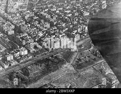 Die Madrid Schlacht Front aus der Luft . Diese Bilder geben einen lebendigen Eindruck von der Madrider Kampflinie, wo seit Anfang November letzten Jahres, als General Franco die Hauptstadt zum ersten Mal belagerte, Regierungsverteidiger und Rebellen Angreifer haben Angriff und Gegenangriff in das Netz der Schützengräben und Verteidigungsarbeiten am Rande der Stadt gestartet . Foto zeigt, eine Luftaufnahme der Madrid-Kampfzone im Nordwesten der Stadt. Im Vordergrund können Gräben gesehen werden, die über dem Schlachtfeld wiggling , die mit Muschellöchern ausgestanzt ist . 30 März 1937 Stockfoto