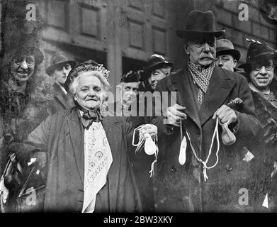 Die erste Auflage der eigens für den Beitritt geprägten Prägung George VI. Wurde vom Erzbischof von Canterbury als Lord High Almoner bei der jährlichen Maundy Money Ceremony in der St. Pauls Cathedral verteilt. Die Verteilung erfolgte auf 42 Männer und 42 Frauen entsprechend den Jahren des Königs Alter. Die Zeremonie wurde nach St. Pauls übertragen, da Westminster Abbey wegen der Krönungsänderungen geschlossen ist. Fotoausstellungen: Empfänger mit ihrem Grüngeld nach der Zeremonie. März 1937 Stockfoto