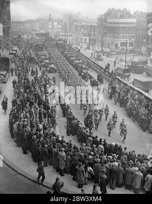 Mit ihren bekannten Schlapphüten, die erste Charge von australischen Truppen, die die australischen Dienste bei der Krönung vertreten, marschieren durch London von St. Pancras Station nach Wellington Barracks nach ihrer Ankunft des Boards, dass Oronsay . Foto zeigt: Eine allgemeine Ansicht, wie die Australier von der Garde-Band geführt St Pankreas verlassen durch die große Menschenmenge, die sie begrüßt. März 1937 Stockfoto