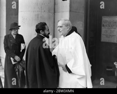 Kaiser Haille Selassie bei der Gedenkfeier in London für Abessinier Toten. Kaiser Haile Selassie war bei einem Requien-Service für Abessinier tot in St. George ' s Kirche, Hart Street, Bloomsbury. Foto zeigt, Kaiser Haile Selassie wird von der Rev William Corbett Roberts empfangen, der Rektor, in der Kirche. 18 März 1937 Stockfoto