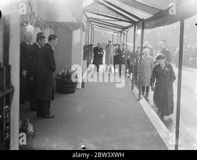 Mieter dem König während der Führung des Herzogtums vorgestellt. Einige der ältesten Mieter des Anwesens wurden dem König vorgestellt, als er die Aquinas Street während seiner Tour durch das Herzogtum Cornwall in South London besuchte. Die Königliche Tour wurde anlässlich des 600. Jahrestages der Verleihung der Herzogscharta an den Schwarzen Prinzen durch Edward III. Im Jahr 1337 gemacht. Foto zeigt, Mieter Einreichung Vergangenheit, wie sie dem König in Aquinas Street, in der Nähe Stamford Street vorgestellt wurden. 17 März 1937 Stockfoto