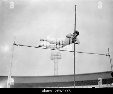 Amerikanischer Athlet übt in White City für Treffen mit Cambridge. Oxford University Athleten an der White City, London, für die Inter Varsity Sporttreffen mit Cambridge praktiziert, um in der Weißen Stadt am 20. März stattfinden. Foto zeigt, R Ferguson University of South California und Lincoln (Oxford) üben für die Pole Gewölbe. 12 März 1937 Stockfoto