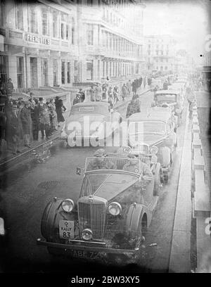 RAC Rally Teilnehmer beenden in Hastings . Nach zwei Tagen und Nächten auf einem zermürbenden tausend Meilen Kurs Teilnehmer in der RAC , Rally kam in Hastings , der Endpunkt . Foto zeigt, Autos für den Start der Tests in Hastings aufgereiht. 11 März 1937 Stockfoto