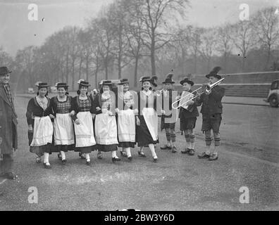 Bayerische Bauern spielen Bergmusik in Kensington Gardens. Eine Party bayerischer Schuhplattler aus den bayerischen Alpen treten beim Polytechnischen Tours Reunion, Royal Albert Hall auf. Dies ist ihr erster Besuch in London. Foto zeigt, Mädchen Mitglieder der Partei Proben zur Musik ihrer eigenen Band in Kensington Gardens. März 1937 Stockfoto