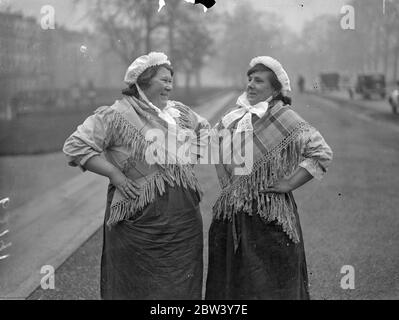 Belgische Fischer in London für Albert Hall Reunion . Eine Gruppe belgischer Fischer in Nationaltracht nehmen an der Polytechnic Tours Reunion in der Royal Royal Albert Hall in London Teil. Dies ist ihr erster Besuch in London. Foto zeigt, zwei typische Frauen Mitglieder der Partei in London fotografiert. März 1937 Stockfoto