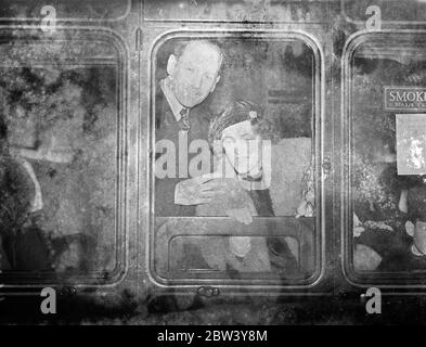 Der Obermarschall Sir Robert Brooke Popham verließ in Begleitung von Lady Brooks Popham und ihren Kindern die Station St. Pancras mit dem Bootszug "Madura", um seine Ernennung zum Gouverneur von Kenia zu übernehmen. Sie wurden von Herrn Ormsby Gore , Kolonialminister, abgesehen. Foto zeigt, Air Chief Marshal Sir Robert Brooke Popham und Lady Brooke Popham in ihrem Kutschenfenster in St. Pancras. März 1937 Stockfoto
