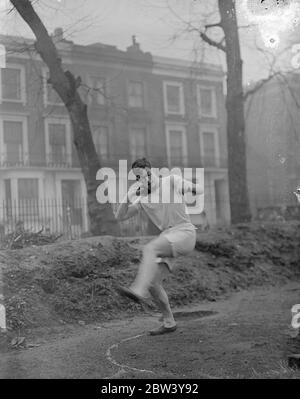 Sohn des deutschen Botschafters tritt gegen Landsleute in London Athletic Contest. Rudolph von Ribbentrop, Sohn des deutschen Botschafters, spielte für seine Schule, Westminster School, gegen sein Land, als ein sportlicher Wettbewerb auf dem Vincent Square, Westminster, zwischen der Schule und der Partei der deutschen Jungen, die auf Englisch Schulen und Hochschulen Touren, stattfand. Foto zeigt: Rudolph von Ribbentrop legt das Gewicht bei der Sitzung. März 1937 Stockfoto