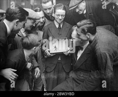 Riesige Spinne unter Covent Garden Bananen. Gordon George Glenview, ein 18-jähriger Mitarbeiter von Messrs, Mash and Austin, Covent Garden, packte eine Kiste mit grünen Bananen aus Brasilien aus, als eine große Spinne heraussprang. Das Insekt wurde als tödliche Tarantula gedacht. Glenville gefangen die Spinne, die eine Spannweite von 3 Zoll hat, und legte sie in eine Glas-Box bedeckt. Foto zeigt: Gordon George Glenville zeigt den Arbeitern von Covent Garden die Spinne. März 1937 Stockfoto