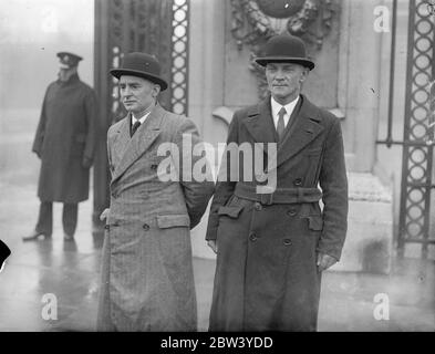 Gresford Helden erhalten Medaillen bei der Investitur. Mr J Samuels und Mr Ralph Stoker beide erhielten die Edward-Medaille für Tapferkeit bei der King's Second Investiture in Buckingham Palace, in Anerkennung ihrer Heldentum bei der Gresford Colliery Disaster. Foto zeigt Herrn J Samuels (links) und Herrn Ralph Stalker nach Erhalt der Medaillen. 25 Februar 1937 Stockfoto