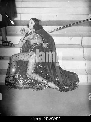 Salome in Passion spielen Generalprobe . Entworfen als das größte Spektakel je in London gesehen, aber Passionsspiel "König der Herrlichkeit", geschrieben von Frau L M Shiner, London Vikar ' s Frau, wird in der Albert Hall, London produziert. Über 1000 Schauspieler, Sänger und Musiker nehmen Teil. Die Geschichte ist rund um das Evangelium gewebt, von Christus Eintritt in Jerusalem zur Himmelfahrt. Queen Mary ist eine Aufführung zu sehen. Foto zeigt, Miss Pamela Foster als Salome tanzen in der Generalprobe. Die Szene, in der sie vor Herodes tanzt, ist eine der prächtigsten des ganzen Stückes. Februar 12 Stockfoto