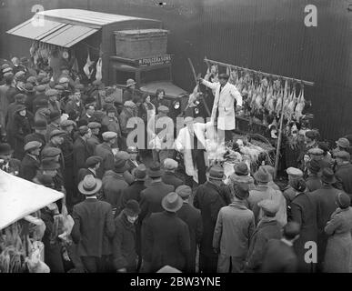 Caledonian Market voller Weihnachtseinkäufer in letzter Minute. Der Caledonian Market, besser bekannt für Londoners als Cattle Market, war voll von Last-Minute-Käufern, die Weihnachtsgeschenke und Abendessen zu einem guten Weihnachtsgeschenk suchen. Foto zeigt: Versteigerung von Truthähne auf dem Kaledonischen Markt. 22 Dezember 1936 Stockfoto